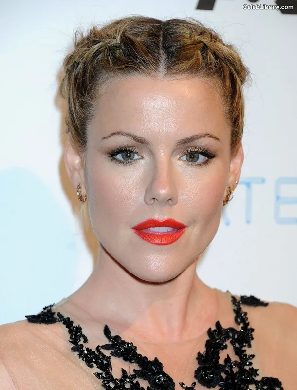 Kathleen Robertson photo 16 of 70