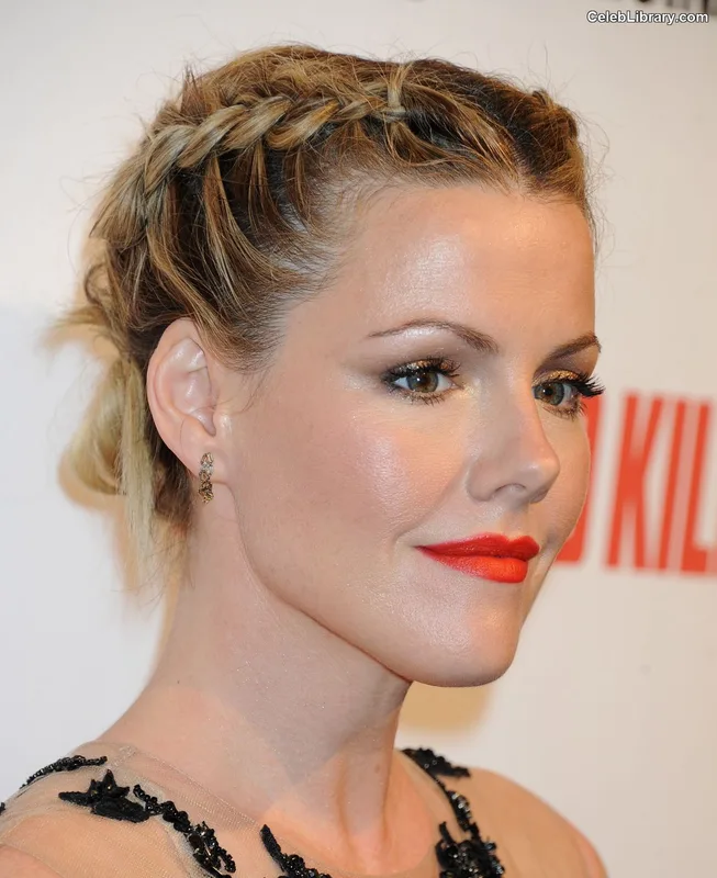 Kathleen Robertson photo 19 of 70
