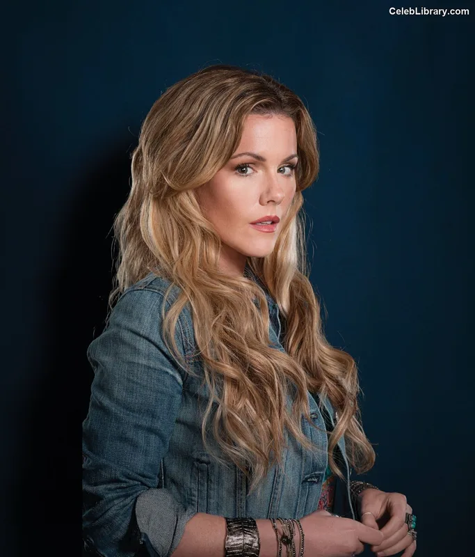 Kathleen Robertson photo 21 of 70