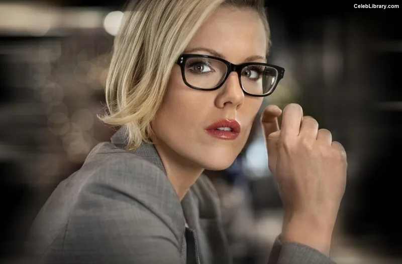 Kathleen Robertson photo 7 of 70