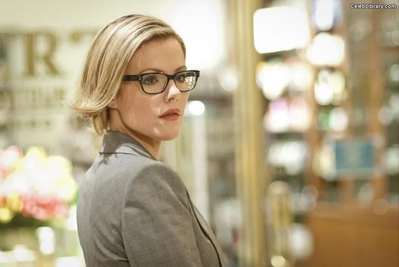 Kathleen Robertson photo 8 of 70