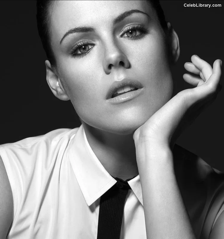 Kathleen Robertson photo 10 of 70