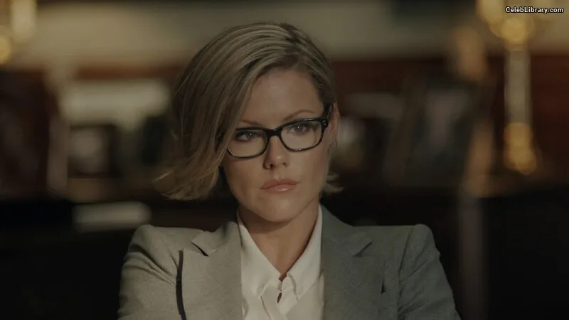 Kathleen Robertson photo 12 of 70