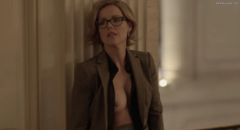 Kathleen Robertson photo 16 of 70