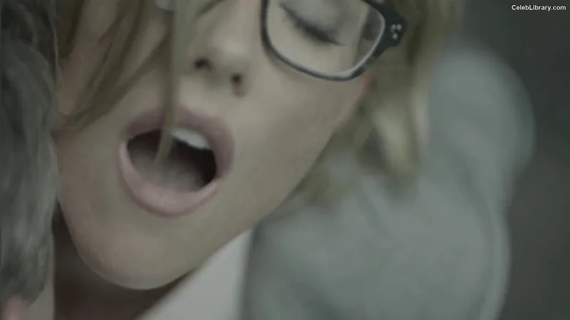 Kathleen Robertson photo 3 of 70