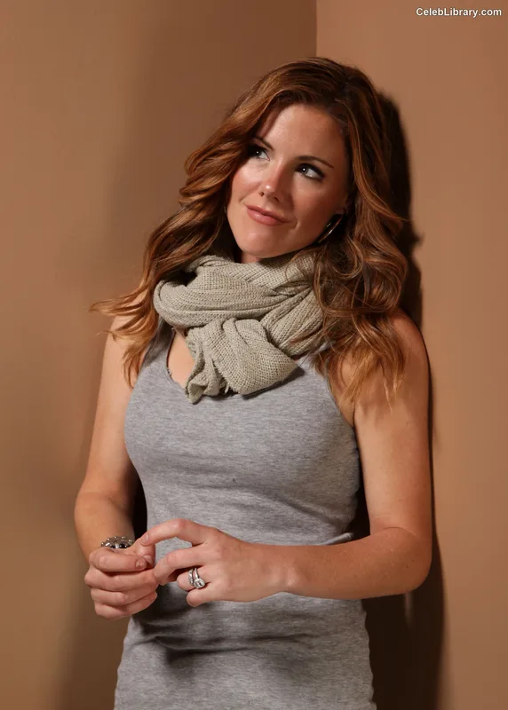 Kathleen Robertson photo 13 of 70