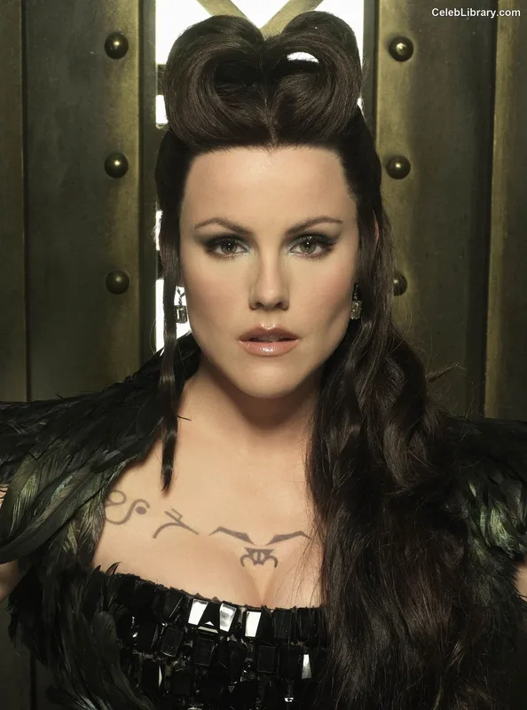 Kathleen Robertson photo 18 of 70