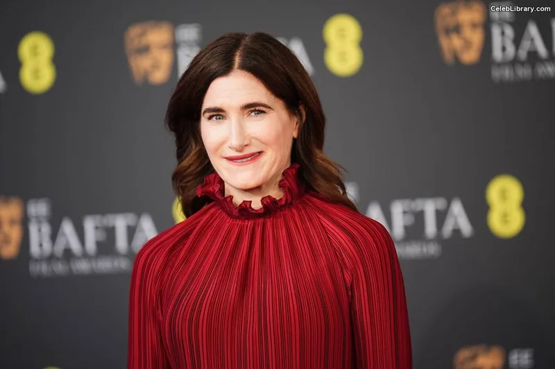 Kathryn Hahn photo 10 of 43