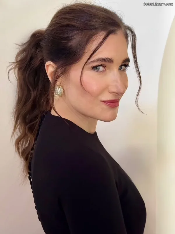Kathryn Hahn photo 12 of 43