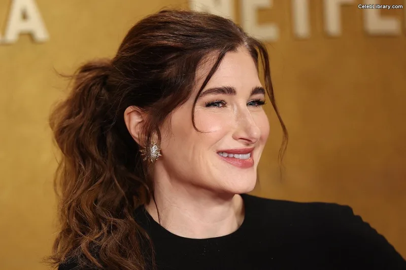Kathryn Hahn photo 16 of 43