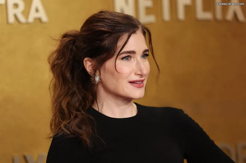 Kathryn Hahn photo 17 of 43