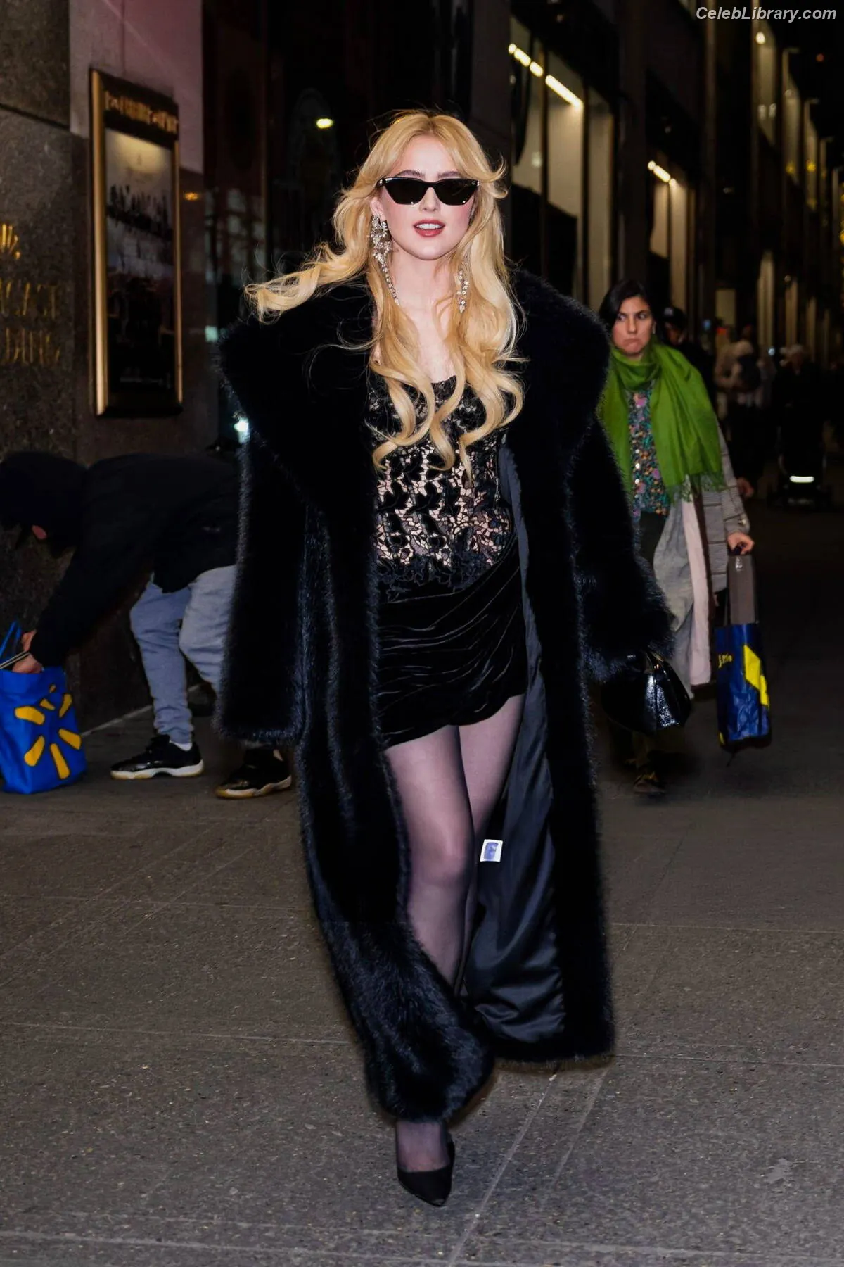 Kathryn Newton photo 10 of 1451