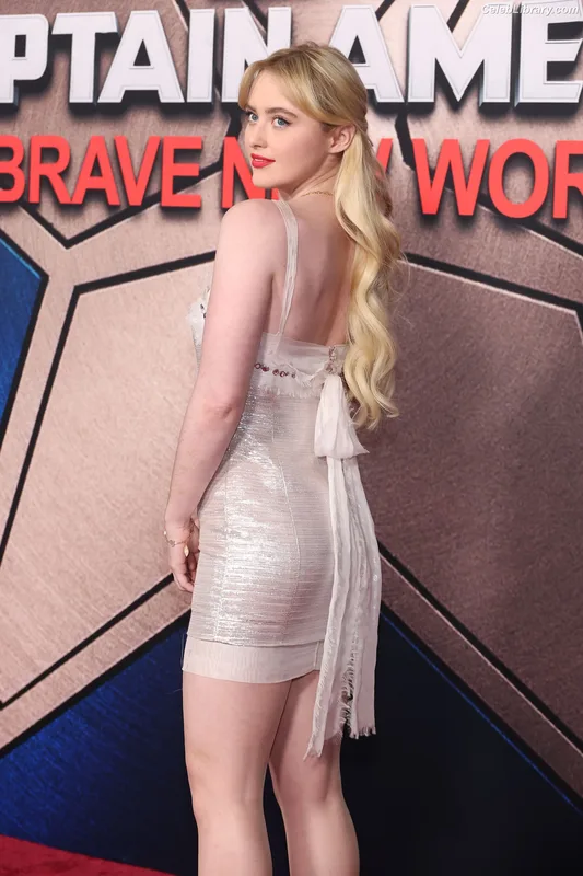 Kathryn Newton photo 16 of 1452