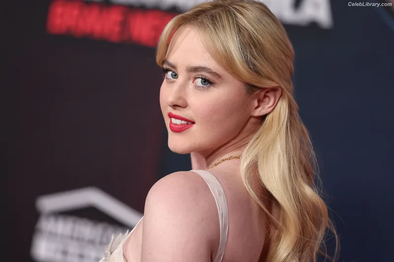 Kathryn Newton photo 2 of 1452