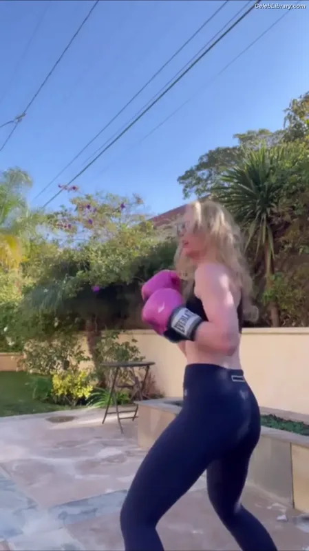 Kathryn Newton photo 24 of 1452