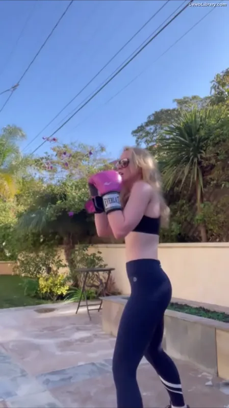 Kathryn Newton photo 8 of 1452