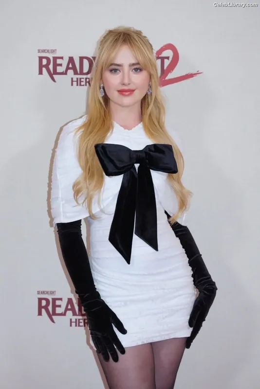 Kathryn Newton photo 1 of 1452