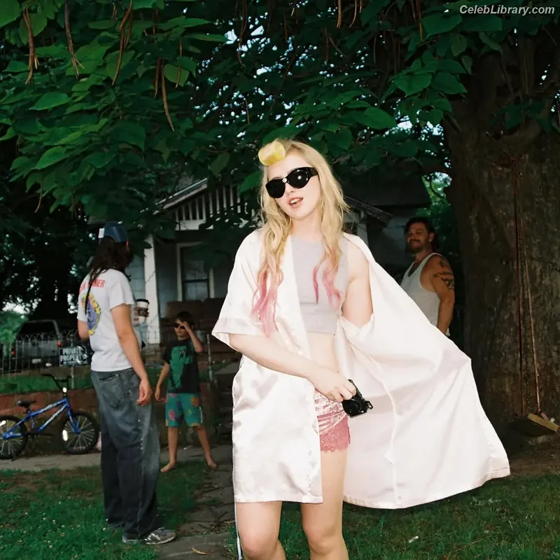 Kathryn Newton photo 14 of 1452