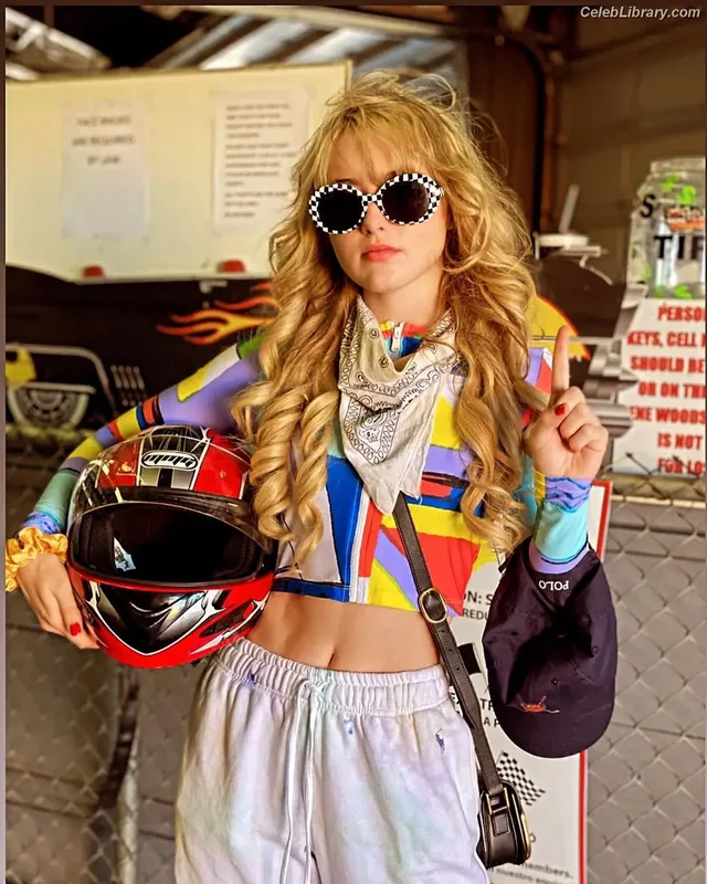 Kathryn Newton photo 2 of 1452