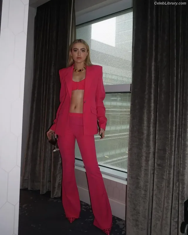 Kathryn Newton photo 13 of 1452