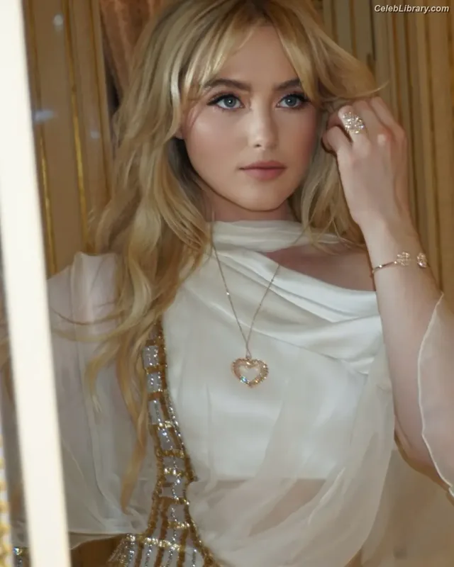 Kathryn Newton photo 16 of 1452