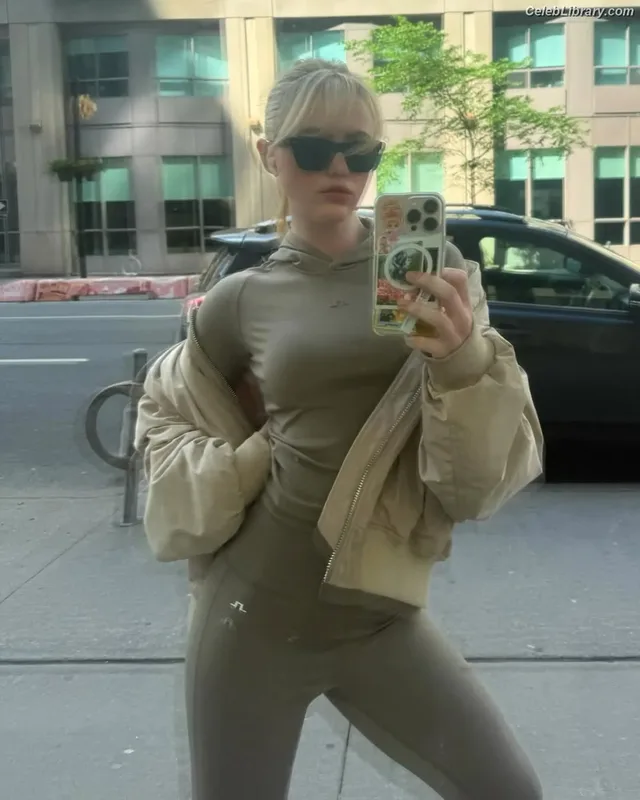 Kathryn Newton photo 8 of 1452