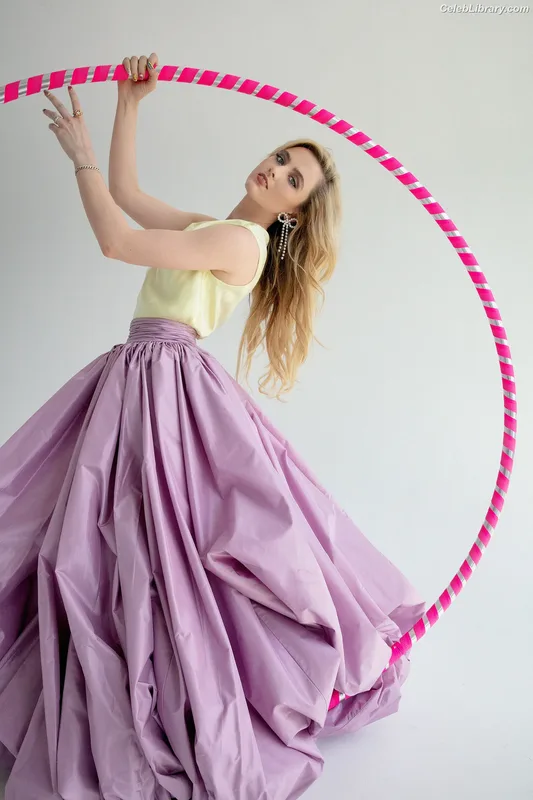 Kathryn Newton photo 8 of 1452