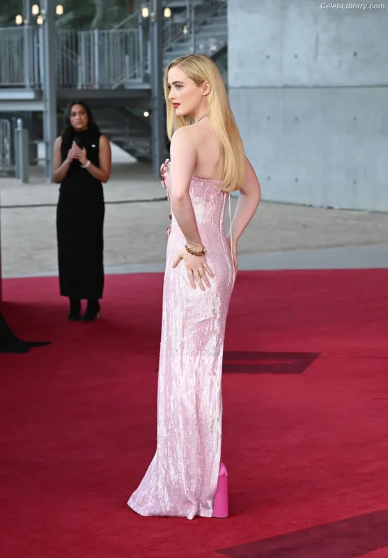 Kathryn Newton photo 16 of 1452