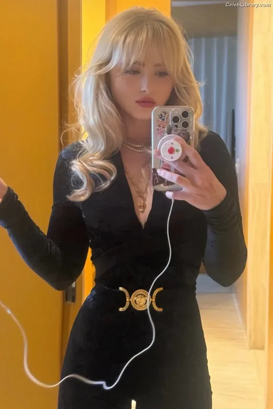 Kathryn Newton photo 24 of 1452