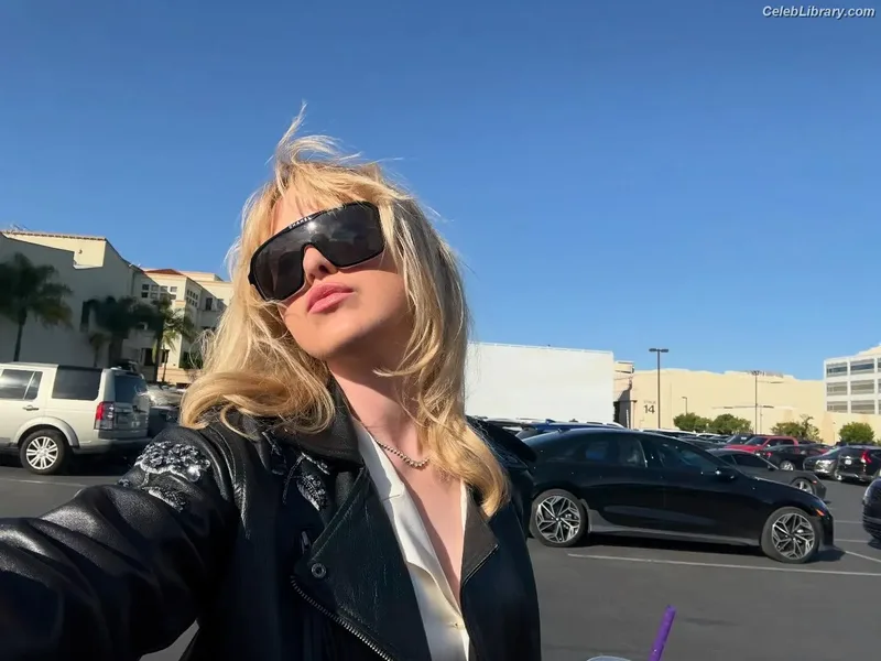 Kathryn Newton photo 17 of 1452