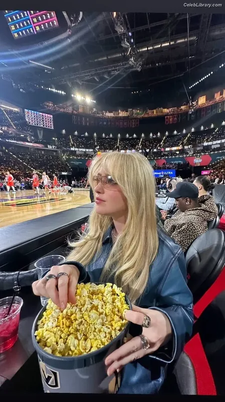 Kathryn Newton photo 21 of 1452
