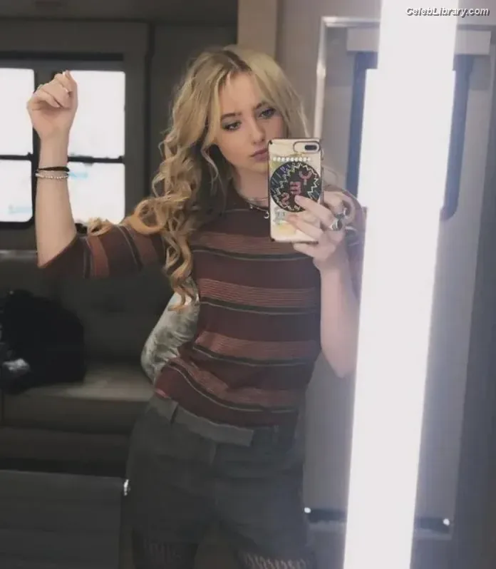 Kathryn Newton photo 17 of 1452