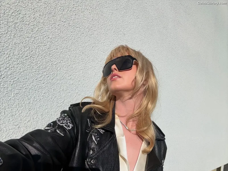 Kathryn Newton photo 2 of 1452