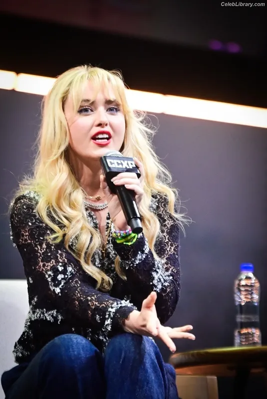Kathryn Newton photo 15 of 1452