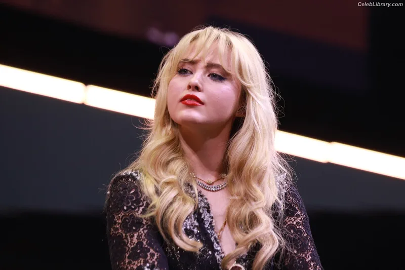 Kathryn Newton photo 1 of 1452