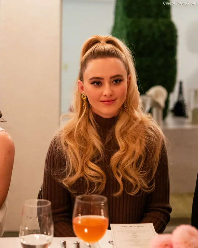 Kathryn Newton photo 19 of 1452