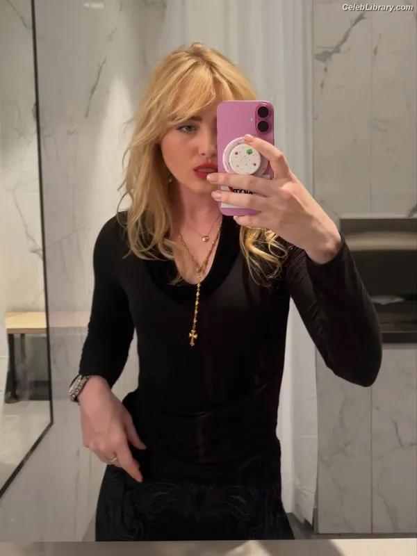 Kathryn Newton photo 10 of 1452