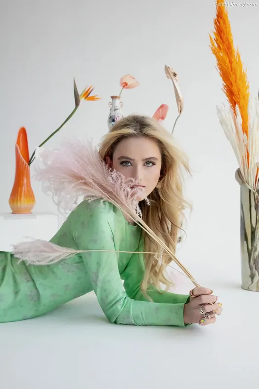 Kathryn Newton photo 19 of 1452