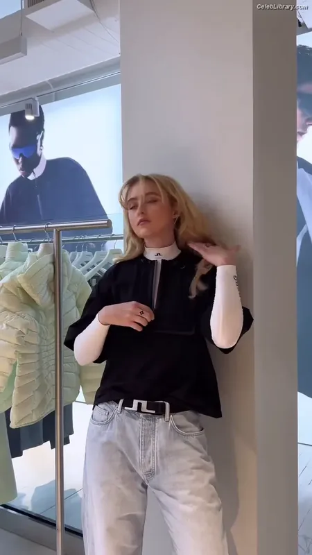 Kathryn Newton photo 21 of 1452