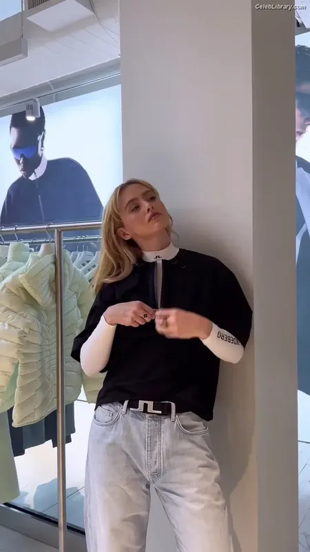Kathryn Newton photo 22 of 1452