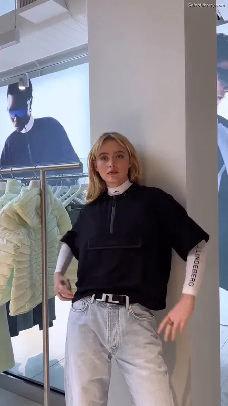 Kathryn Newton photo 24 of 1452