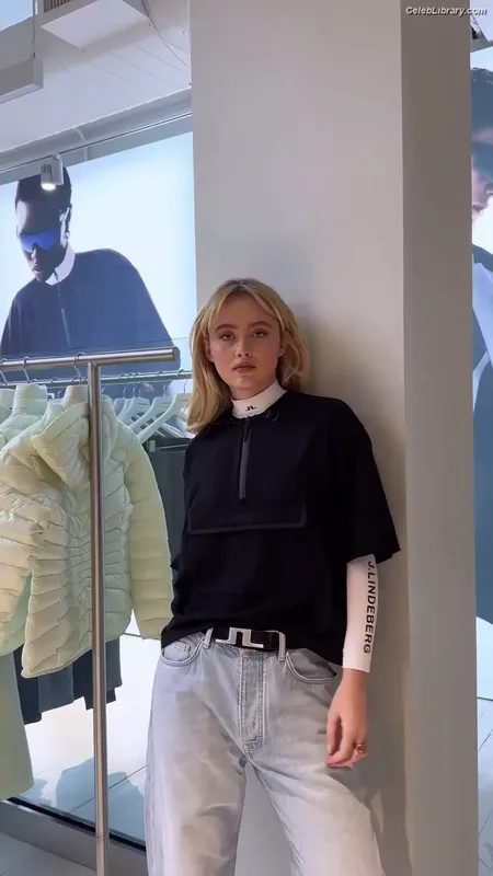 Kathryn Newton photo 1 of 1452