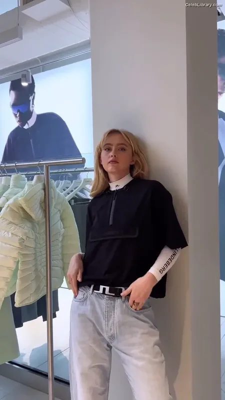 Kathryn Newton photo 2 of 1452