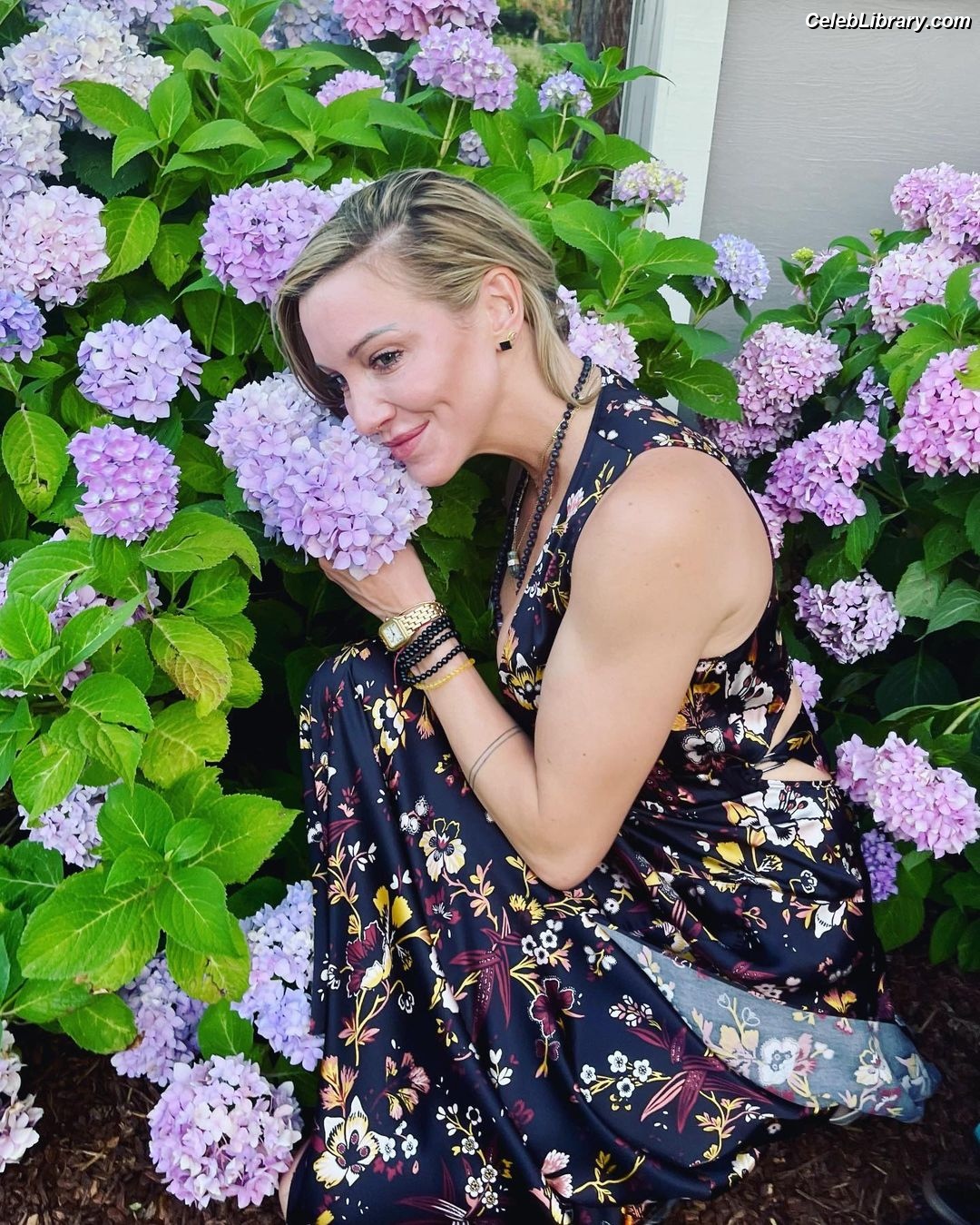Katie Cassidy photo 9 of 250