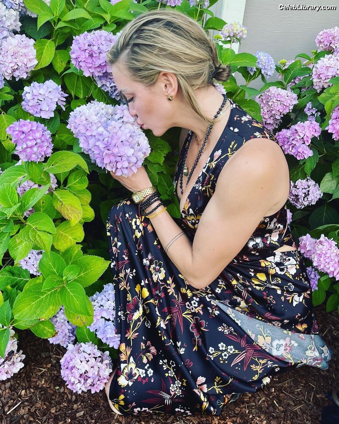 Katie Cassidy photo 11 of 250