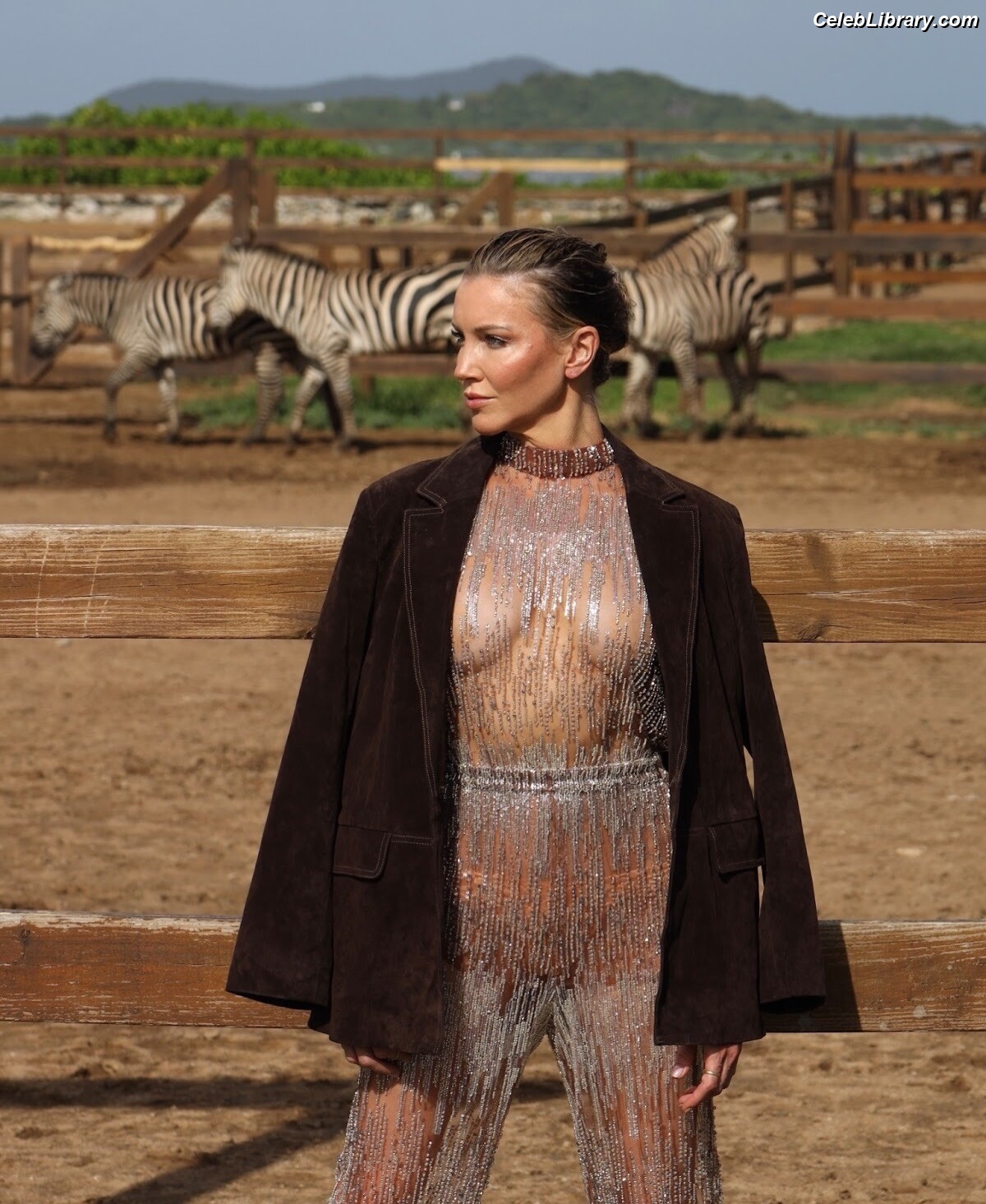 Katie Cassidy photo 5 of 250