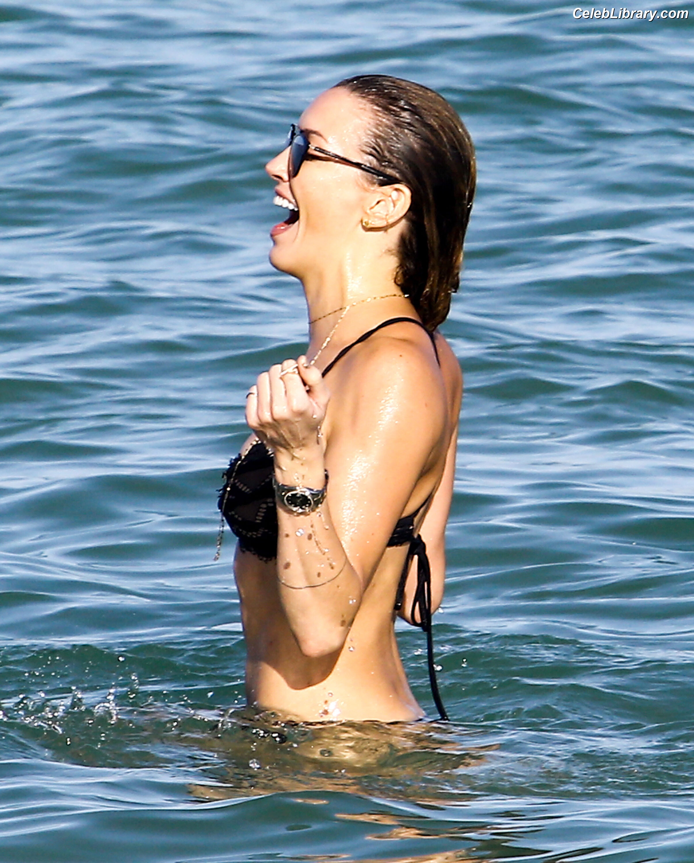 Katie Cassidy photo 1 of 250