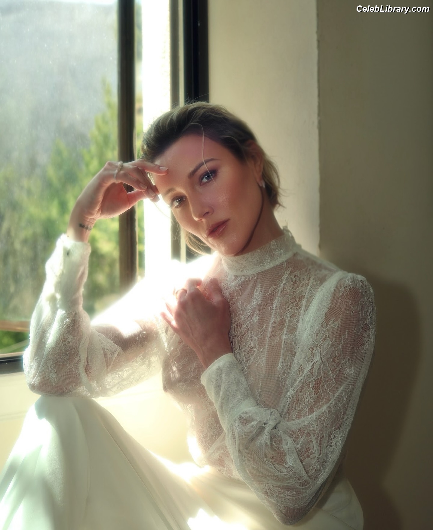 Katie Cassidy photo 6 of 250