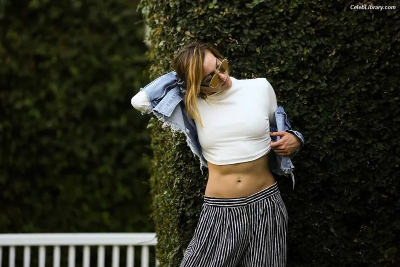 Katie Cassidy photo 9 of 250