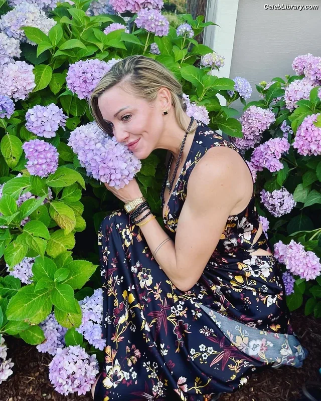 Katie Cassidy photo 13 of 250